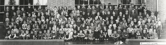 351659 Groepsportret met de leerlingen en onderwijzers van de Bilderdijkschool voor Prot. Chr. lager onderwijs ...